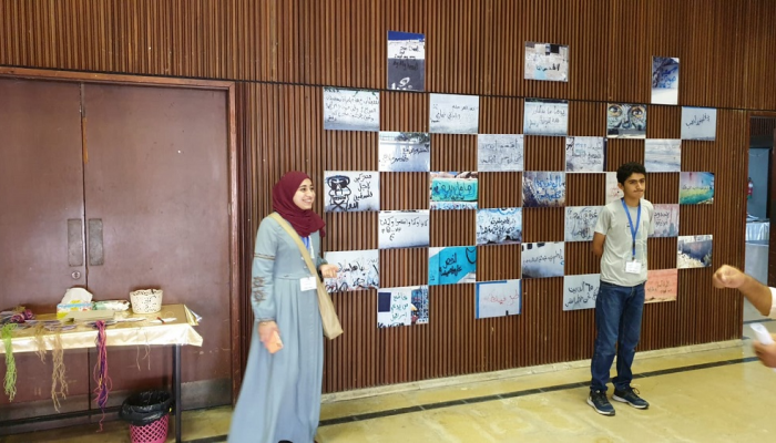 الطلبة المشاركون في المعرض بجوار أعمالهم