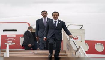 الشيخ هزاع بن زايد آل نهيان لدى وصوله إلى طوكيو