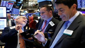 متعاملون أثناء التداول في بورصة نيويورك - رويترز