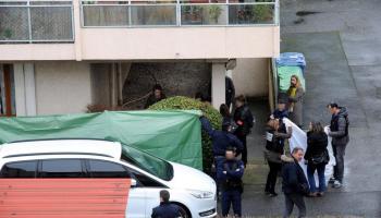 الشرطة الفرنسية تعاين موقع الحادث