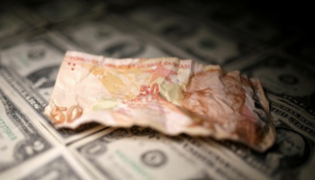 الليرة التركية تواصل السقوط أمام الدولار