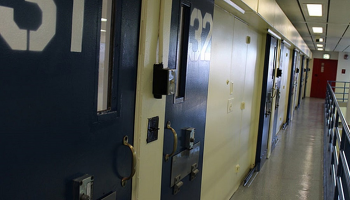 الشاب تسلّق جداراً يبلغ ارتفاعه 4 أمتار