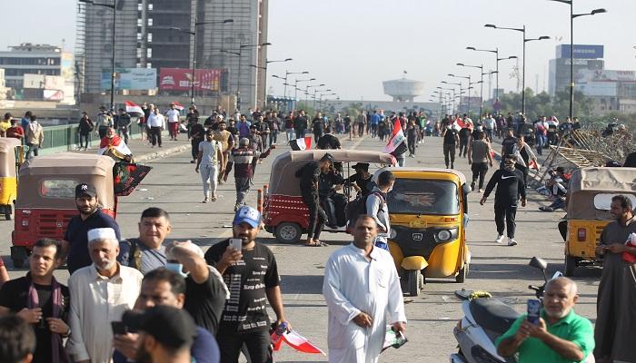 العراقيون يتظاهرون على جسر الجمهورية