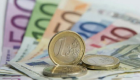 اليورو يستقر قرب أدنى مستوى في أسبوع مقابل الدولار