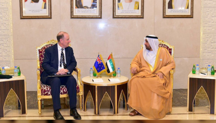 مطر سالم الظاهري خلال استقبال أندرو بريدجمان