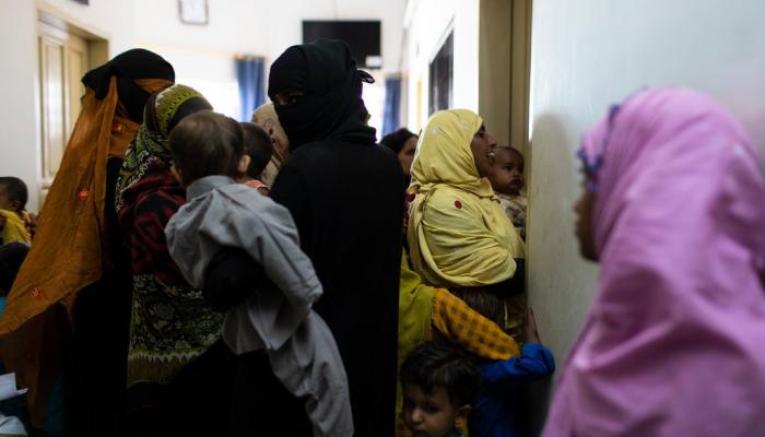 الأمهات ينتظرن فحص أطفالهن في أحد المراكز الصحية