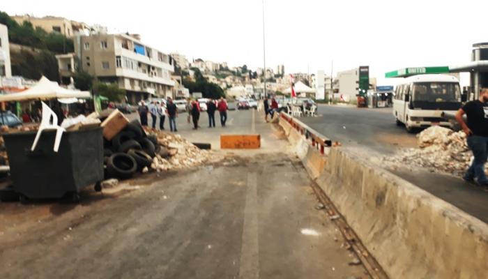 متظاهرون لبنانيون يغلقون الطرقات - أرشيفية
