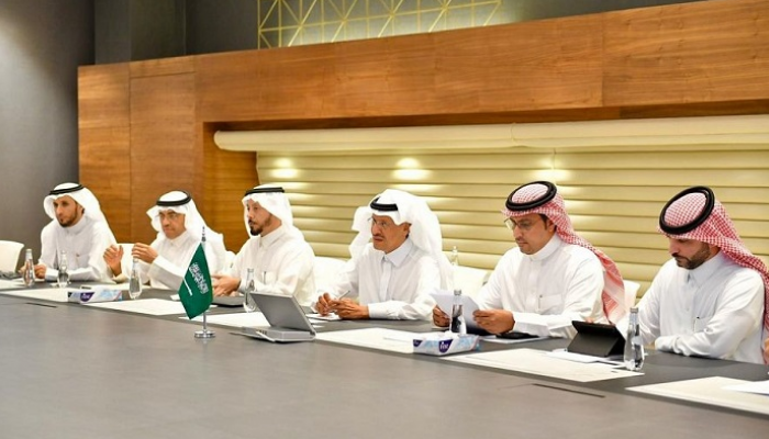 الأمير عبدالعزيز بن سلمان بن عبدالعزيز وزير الطاقة السعودي خلال اللقاء