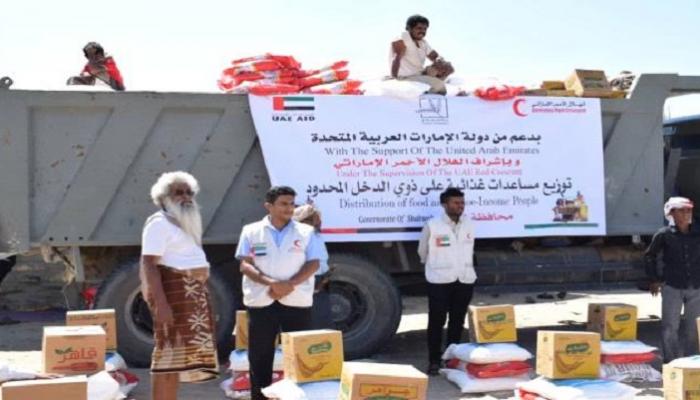 جانب من تسليم بعض المساعدات الإماراتية إلى أهالي اليمن