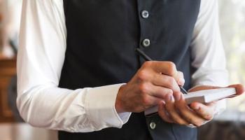 المطعم كان يقدم لزواره من النساء قوائم طعام بلا أسعار - أرشيفية