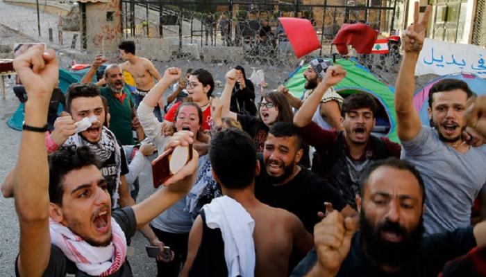 المحتجون اللبنانيون يواصلون التظاهر رغم استقالة الحريري