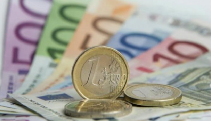 اليورو يستقر أمام الدولار