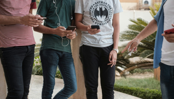 الرقم كان مدونا خلف البطاقات المدرسية