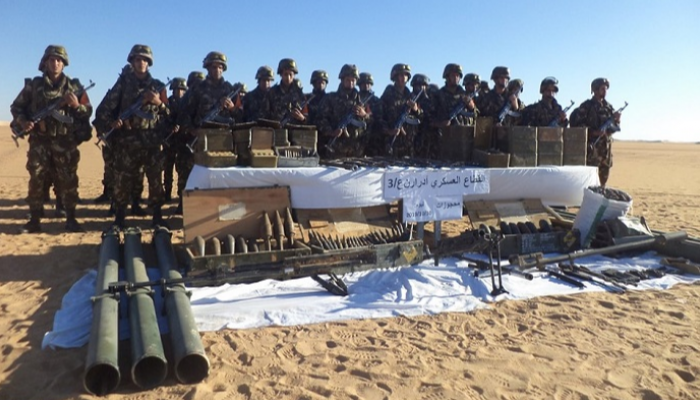 عناصر من الجيش الجزائري مع  الأسحلة المضبوطة