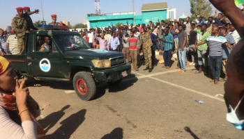 جنود سودانيون خلال المظاهرات