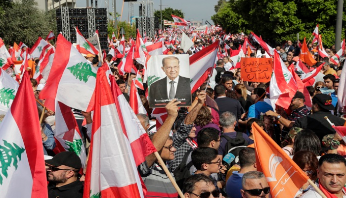 أنصار الرئيس اللبناني يتظاهرون أمام القصر الجمهوري - أ ف ب