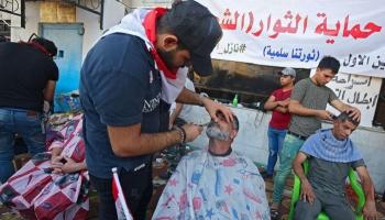 قصات شعر مجانية للمتظاهرين في بغداد