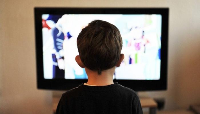 مشاهدة التلفاز تسبب التوحد إذا كان الطفل لديه الاستعداد