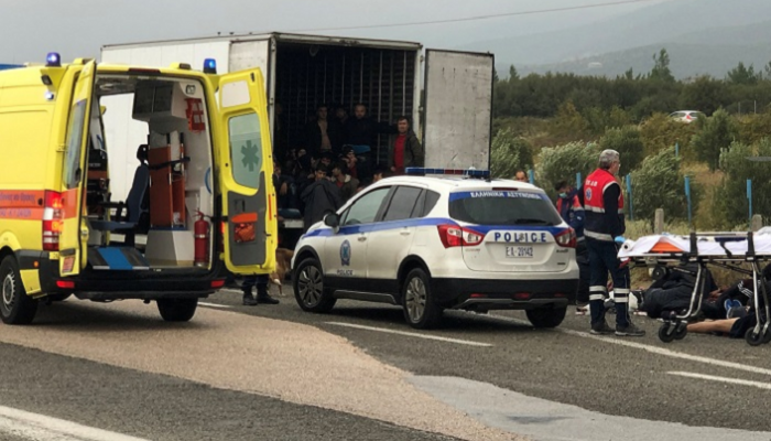 الشرطة اليونانية تخرج المهاجرين من الشاحنة