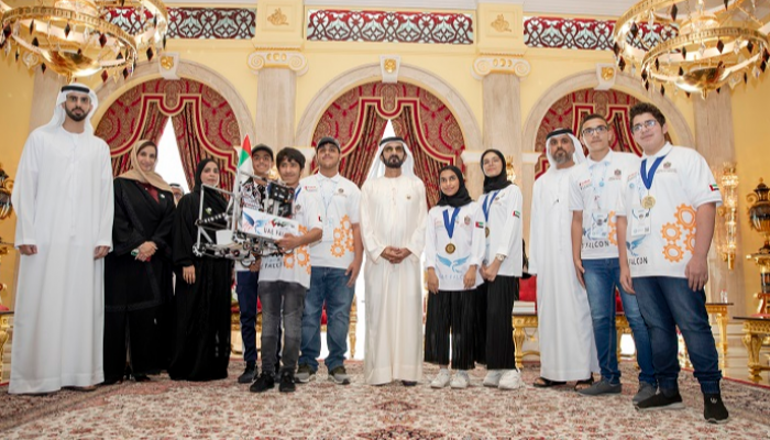 محمد بن راشد يلتقي فريق الإمارات الفائز ببطولة العالم للروبوتات