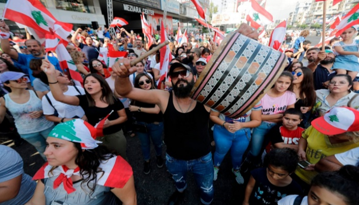 اللبنانيون كسروا قواعد الاحتجاج المعتادة بأساليب مبتكرة