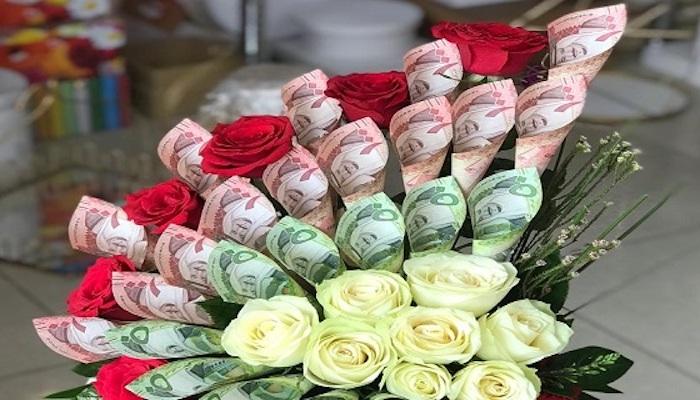 عقوبته كالتزوير.. النقد السعودية تحذر من تزيين الباقات بأوراق مالية