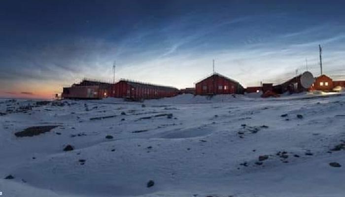الغيوم الزرقاء الكهربائية في سماء أنتاركتيكا