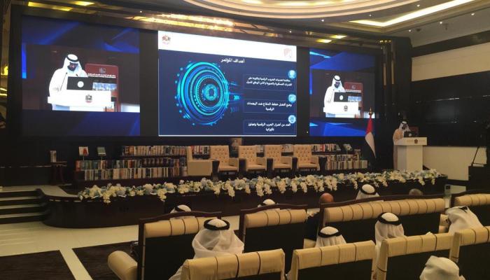 محمد بن أحمد البواردي وزير الدولة الإماراتي لشؤون الدفاع متحدثاً بالمؤتمر