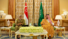 العاهل السعودي يبحث مع رئيسة سنغافورة تعزيز التعاون 