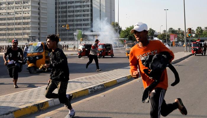 كر وفر بين المتظاهرين العراقيين وقوات الأمن