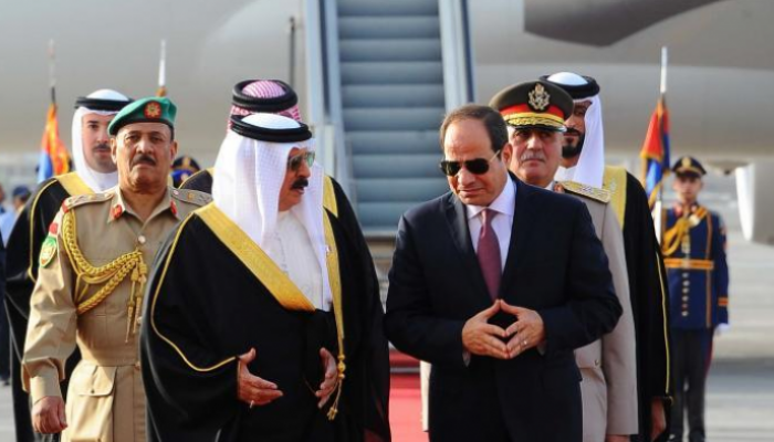 الرئيس المصري وملك البحرين خلال لقاء سابق