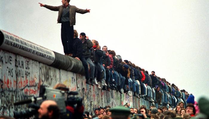 شبان من ألمانيا الشرقية يتسلقون جدار برلين قبل 30 عاما