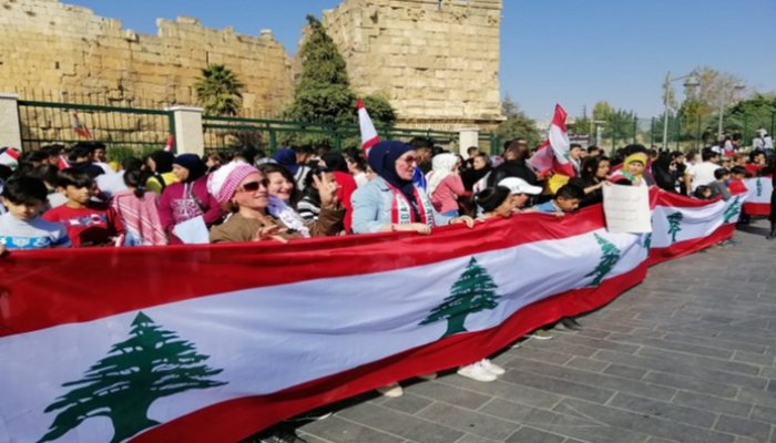 جانب من مسيرة اللبنانيين في قلعة بعلبك