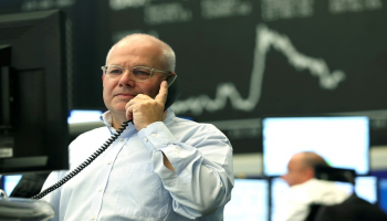 متداول يعمل في بورصة فرانكفورت - رويترز