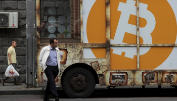 لوحة تحمل شعار البيتكوين