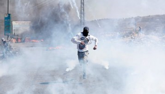 جانب من المواجهات بين الفلسطينيين وقوات الاحتلال بالضفة الغربية