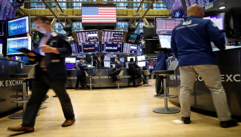 متعاملون أثناء التداول في بورصة نيويورك - رويترز