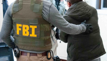 "إف بي آي" ضبط أفراد عصابة تزييف "آيفون"