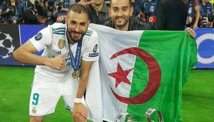 كريم بنزيمة مع علم الجزائر