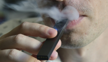 "أبل" تسحب التطبيقات المتصلة بالسجائر الإلكترونية 