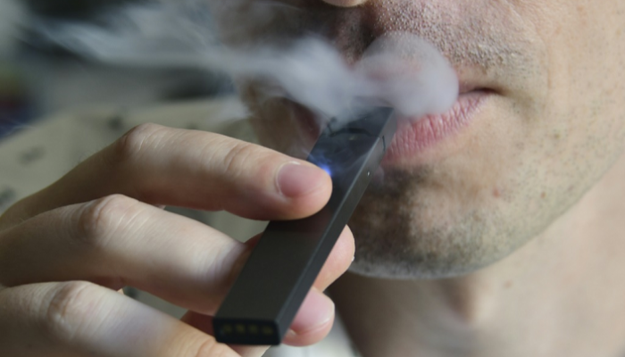 "أبل" تسحب التطبيقات المتصلة بالسجائر الإلكترونية