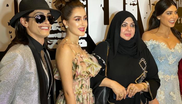 المصممة الإماراتية العالمية منى المنصوري وسط مشاركين بحفل الافتتاح