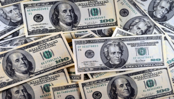 سعر الدولار في مصر ينخفض في 5 بنوك