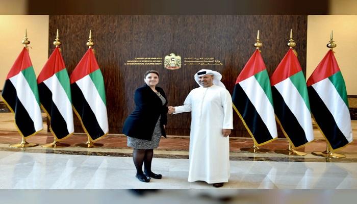 الدكتور أنور بن محمد قرقاش ووزيرة خارجية جواتيمالا خلال اللقاء اليوم