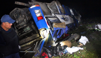 إحدى الحافلات عبرت إلى جانب الطريق لتصطدم بحافلتين أخريين