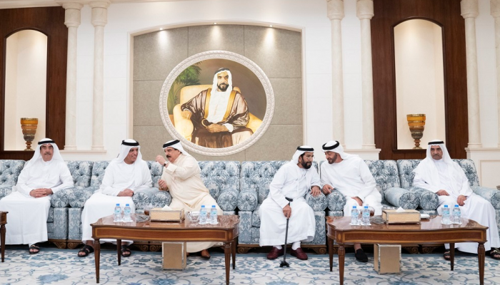 محمد بن زايد يتقبل التعازي في وفاة سلطان بن زايد