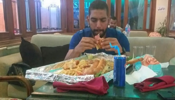 أحد المشاركين في المسابقة