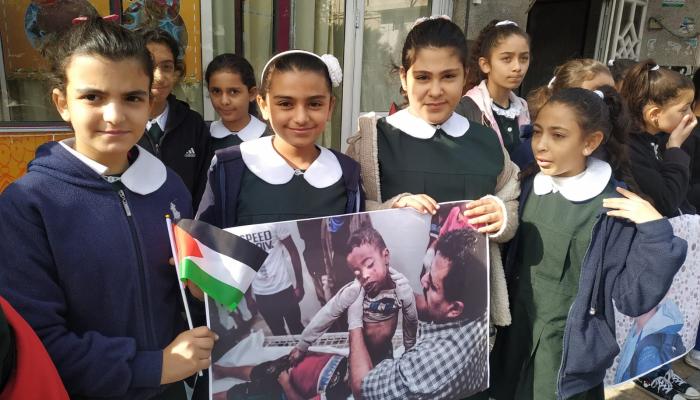 أطفال بغزة يحتجون ضد جرائم الاحتلال الإسرائيلي