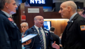 متعاملون أثناء التداول في بورصة نيويورك - رويترز