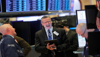 متعاملون أثناء التداول في بورصة نيويورك - رويترز